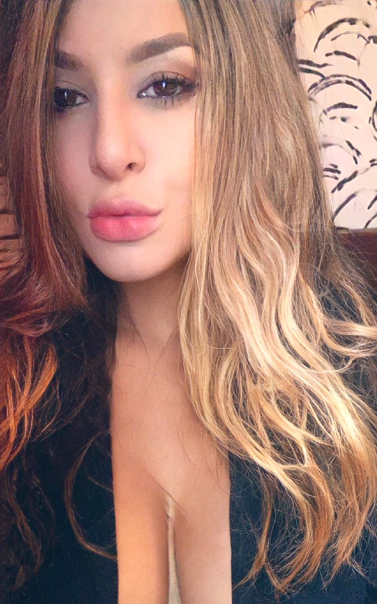 Joa_An16's tweet photo. Quiero ser tu chica, Sii  tu chica, La de mil colores, la de suspiros hondos y ruidosas carcajadas. La q te hará enojar de ves en cuando y te contentará con besitos en los labios. 🌻🌻@Joa_An16 https://t.co/j8vUnKf1Ro