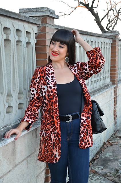 Sí al animal print  ♥️

Hoy me la juego al rojo con este precioso blazer de <a href="/SHEIN_official/">SHEIN</a> 🐆♥️
Con mi código GE0457 tendréis un 15% de descuento ADICIONAL en vuestras compras en la web 🛍

shein.top/6l2f76g Ref. 4147931

#SHEIN #SHEINgals #SHEINsinglesday #SHEINgenENJOY