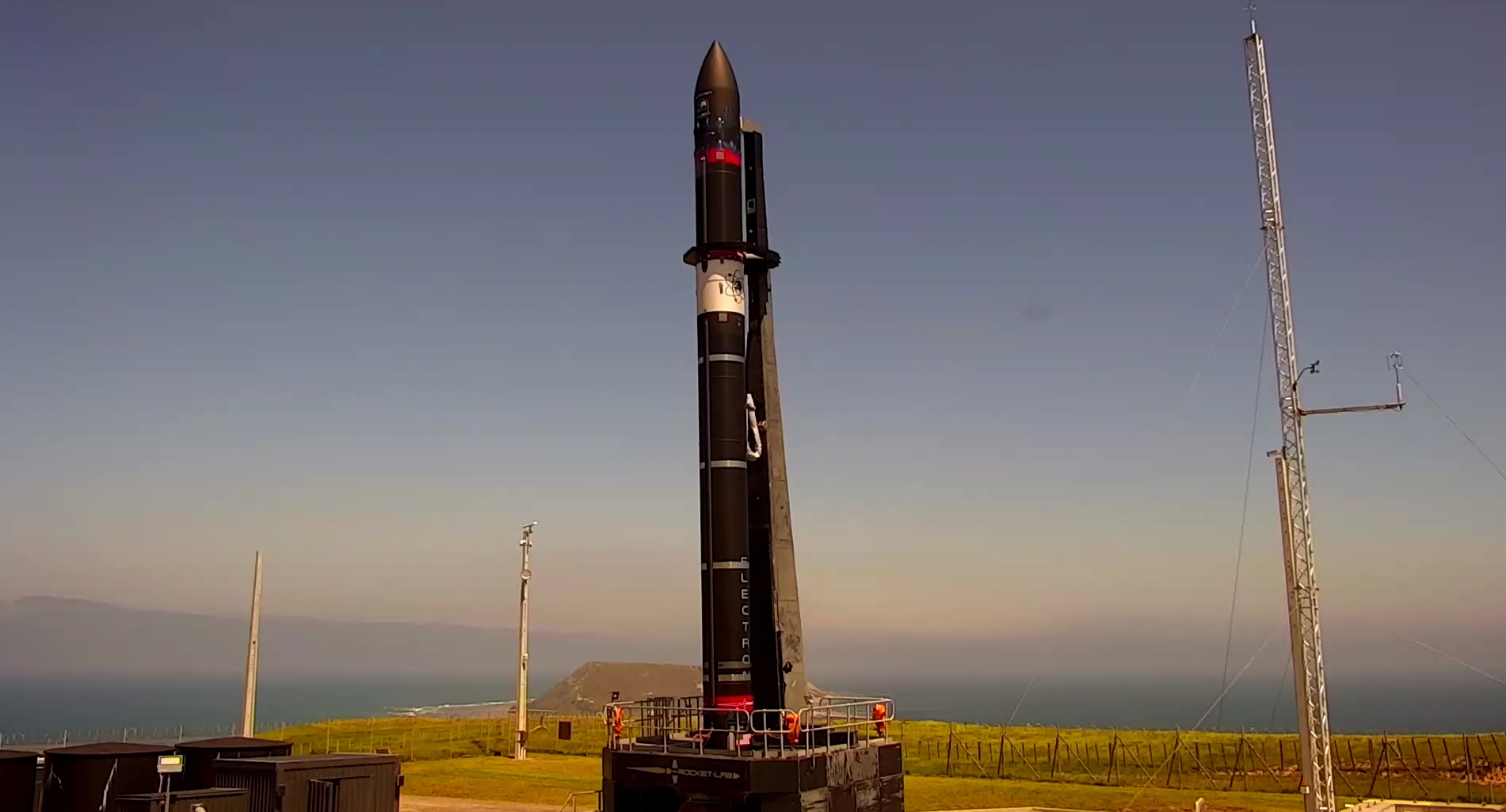 Cohete Electron izado en la plataforma y aguardando ser lanzado para la misión «Love At First Insight»