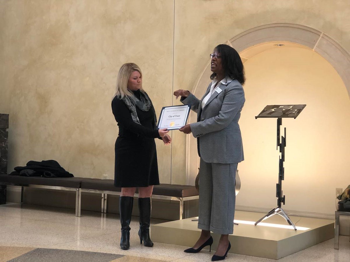 cityoftracy's tweet photo. We hosted a Networking Mixer with the @TracyChamber223 this morning &amp; it was a pleasure to connect with our business and community leaders again in person! ICYMI, we'd still love to connect with you: https://t.co/yl2UBTWd50.  

#ThinkInsideTheTriangle #SupportTracy https://t.co/kPkv1EnkIJ