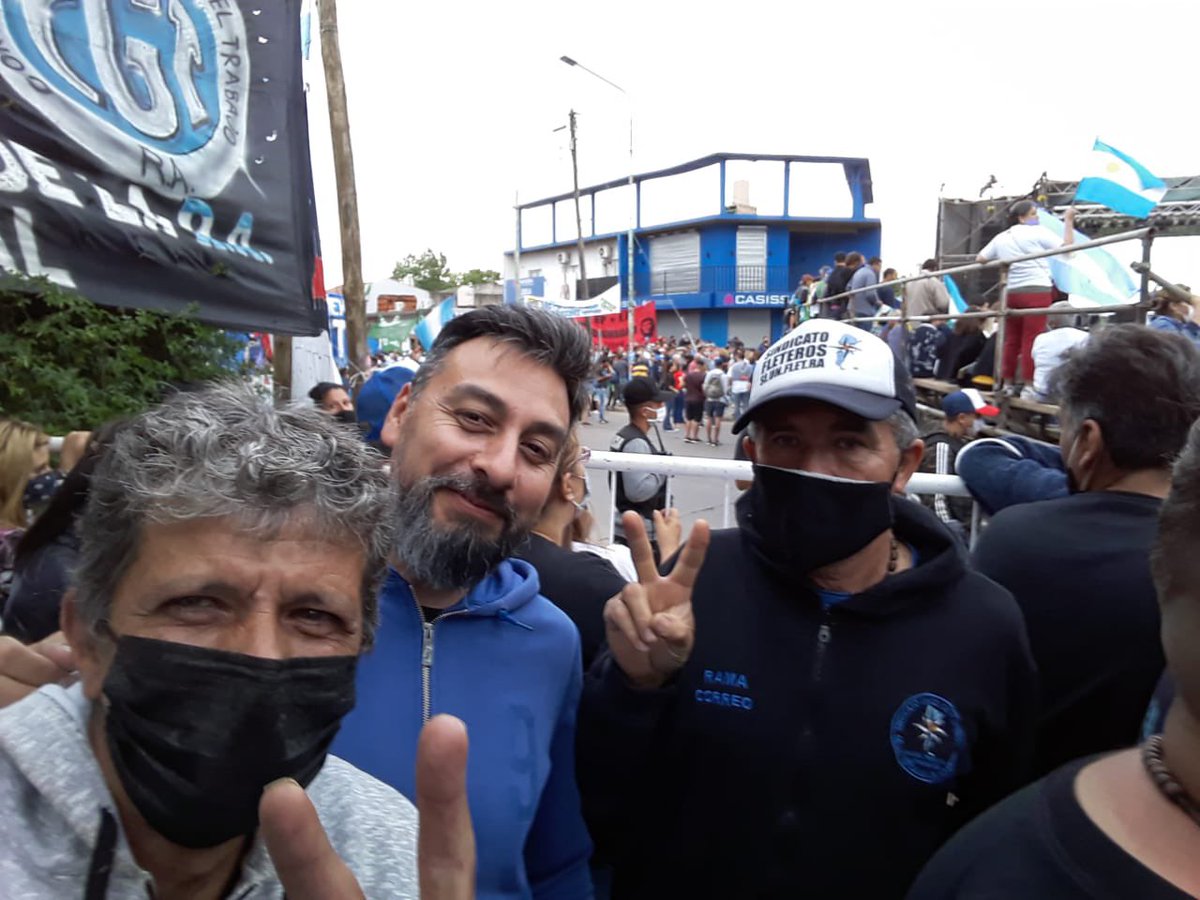 siunfletraok's tweet photo. 📍Florencio Varela: 
Cierre de campaña del Frente de Tod🌞s.
Fleteros y militantes de la Agrupación @identidad_AyNar acompañaron al Jefe de Gabinete de la Nación @JuanManzurOK , al diputado @PereyraJulio y al intendente @Andreswatsonok en el acto.
Algunas fotos 📸 https://t.co/PgumHhnwwM