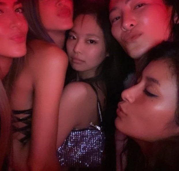 ibabyflower's tweet photo. Donde esta la distancia social y los cubrebocas 😕? a #jenniecovid no le importa que halla una pandemia mundial se ve que solo quiere divertirse y no le importa la salud de las personas de su alrededor. https://t.co/RUqsYDywMu