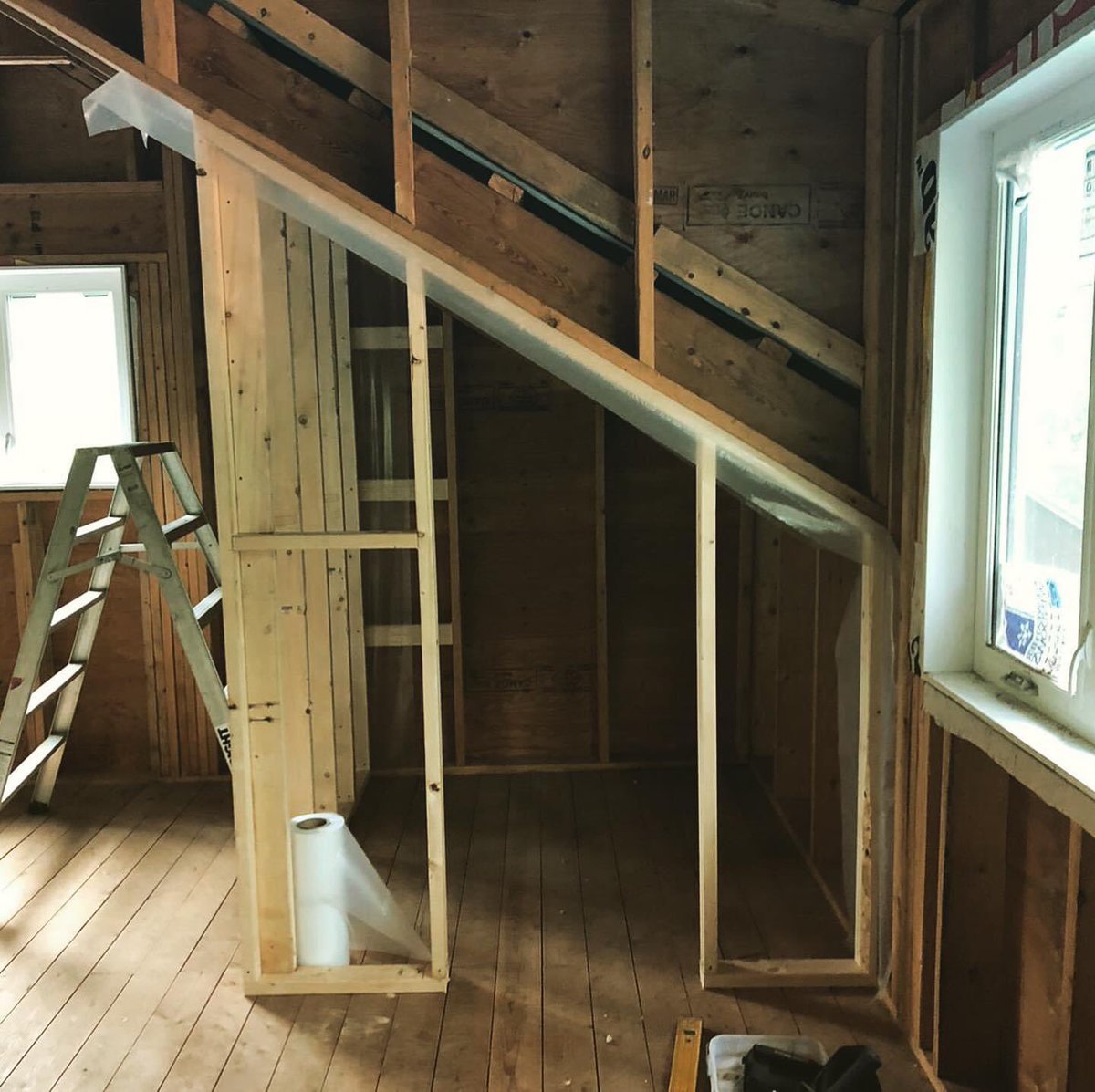 BigCalmTiny's tweet photo. Framing has begun in the Shangri-loft, which will eventually serve as the Big Calm shared community space ππ».
.
#workfromhomestead #tinyhousecommunity #tinyhomecommunity #alternativelivingspaces #tinyhomeliving #tinyhouse #tinyhomestead https://t.co/yc7ziAWmua