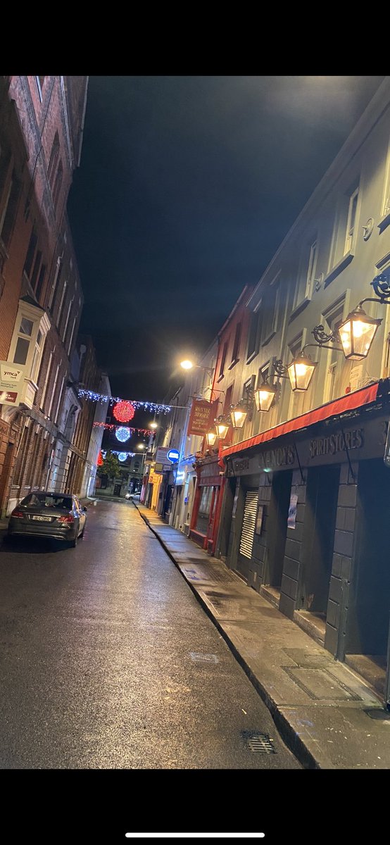 SullyMichael4's tweet photo. The lights are being put up tonight. The city center will be transformed into a Christmas lighting display very soon. #lateShift #TheCrewAtWork 🎄👏🏼🥰😅 @corkcitycouncil @CBA_cork @ClancysCork @CorksRedFM https://t.co/sBajxET0TE