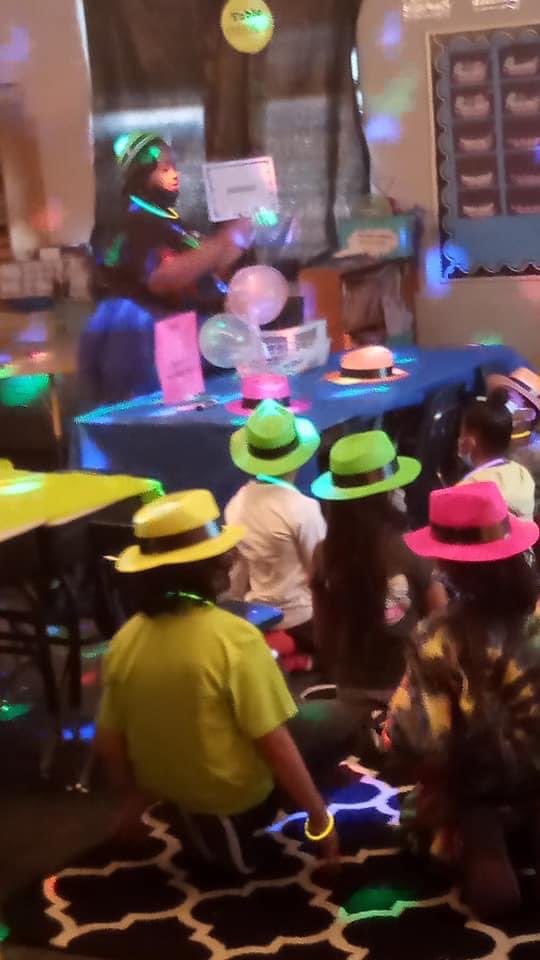 _MrsHenrysClass's tweet photo. 3rd grade GLOW day math review! #IgniteLearning #WPSProud https://t.co/0Mk7cCUV1n