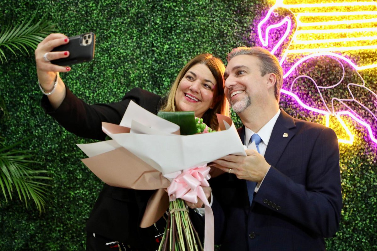 MDCollege's tweet photo. The Road to #Investiture festivities continued this evening with a special Gallery Night event at #MDCHialeah. Congratulations @mdcpresident for being presented with the Key to the City of Hialeah. 👏👏👏   

#BeMDC #MDCTogether https://t.co/Bcd0W44LQb