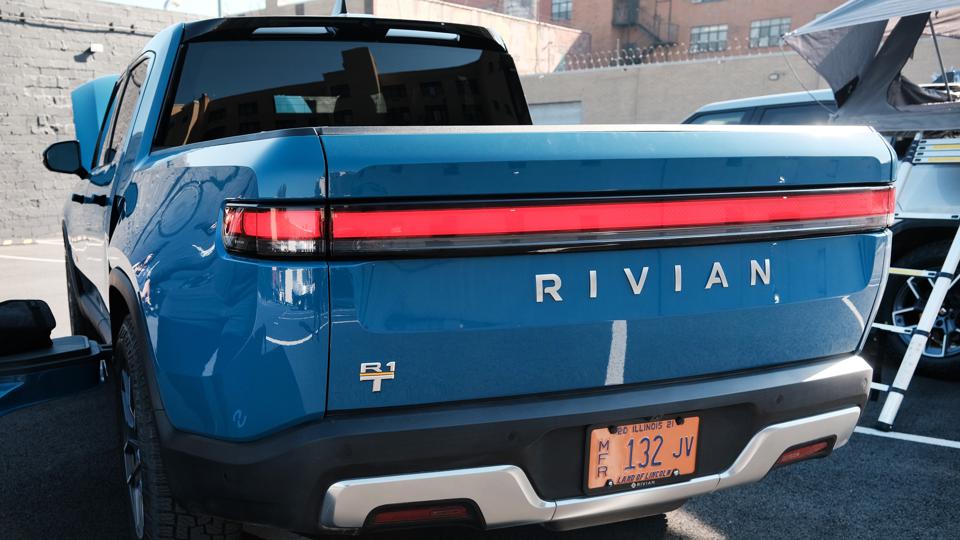 Forbes's tweet photo. Electric Truckmaker Rivian Reportedly Valued At $77 Billion In IPO https://t.co/3ZsuDakE3M https://t.co/mmuEMOaDRC