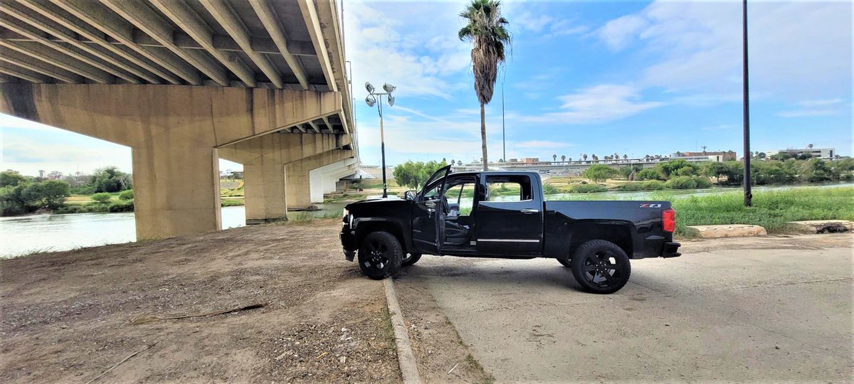 USBPChiefLRT's tweet photo. Jose Francisco Paz-Ruiz, an undocumented individual with multiple outstanding warrants & a member of the Cartel Del Noreste was spotted by #USBP agents in Laredo, Tx.
In the attempt to evade arrest, Paz-Ruiz jumped into the Rio Grande River attempting to flee into Mexico. https://t.co/1vpCUFSa4g