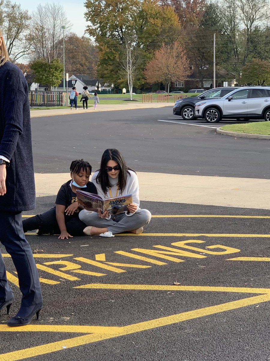 MrsSanataWCS's tweet photo. One my awesome colleagues using every extra minute at dismissal to instill a love of reading! https://t.co/JEWJYEiFBF