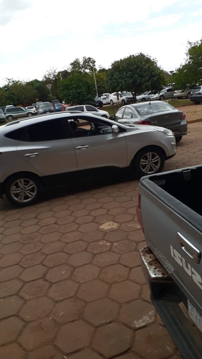@RRPPpoliciapy robaron la camioneta de mi prima sobre  Miraflores casi mayor vera, san Lorenzo, Barrio san Felipe. Favor retwit de los amigos... 
Hyundai Tucson color plata, chapa BJS798. Gracias...