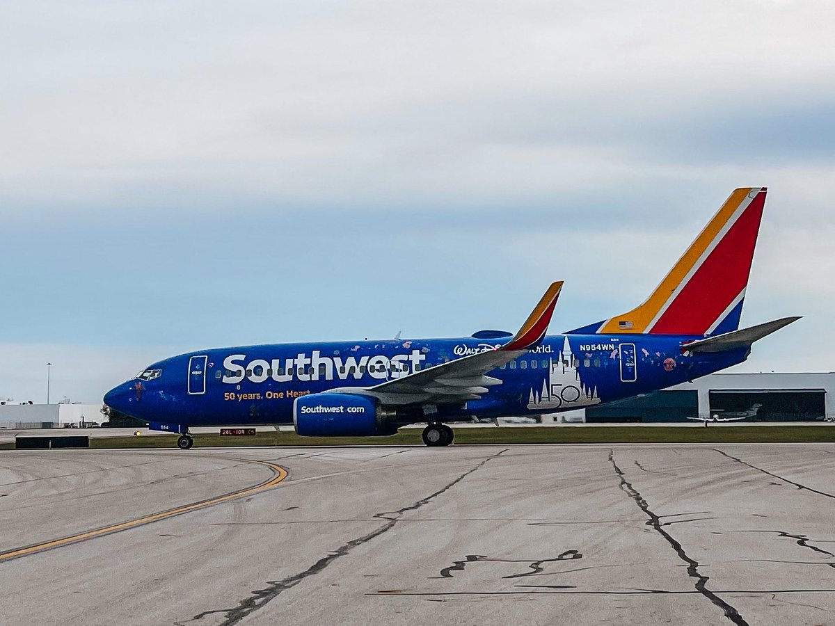 columbusairport's tweet image. Can you feel the ✨magic✨ 

@SouthwestAir’s #WDW50 plane made a special appearance this afternoon! 

#FlyCMH