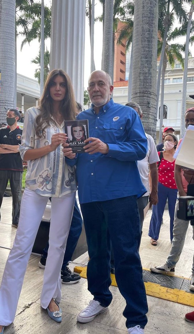 chilita240512's tweet photo. #PuebloDignoYSoberano Ahí viene La Hojilla, este martes por VTV conducida por nuestro diputado camarada Mario Silva con sus análisis precisos del acontecer nacional e internacional. @hojillasilva https://t.co/Qjisb6UAww