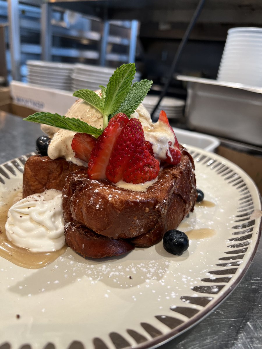 Fried Crème Brûlée’ French Toast🥂
🔥🔥🔥🔥🔥🔥🔥🔥
SUNDAY BRUNCH:
• RESERVATIONS ONLY
• NO TAKEOUT
• 2 HOUR TABLE LIMIT 
🥂🥂🥂🥂🥂🥂🥂
#brunchmepapicuisine🥇