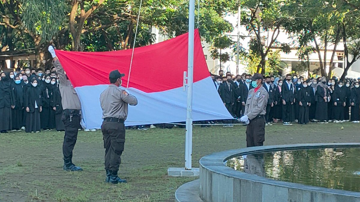 PNUP_Official's tweet photo. Segenap sivitas akademika dan tenaga kependidikan PNUP melaksanakan upacara bendera hari pahlawan, Rabu (10/11)  di kampus II. Berita selengkapnya: https://t.co/dcyOHGWLeC

#PNUP #PoliteknikNegeriUjungPandang #PendidikanVokasi #VokasiKuat #HariPahlawan2021
#PahlawankuInspirasiku https://t.co/0cRt2pijo7