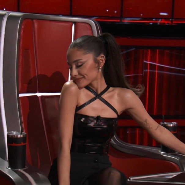 arianarchivee's tweet photo. ARIANA GRANDE https://t.co/s6iTtW3Ycc
