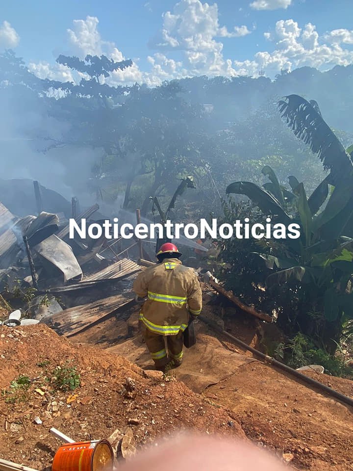 NoticentroNoti's tweet photo. #Incendio era detrás de la #PlazaSanJoaquín donde unas personas se encontraban quemando basura y desperdicios sin tomar medidas necesarias, lo cual se salió de control. @migue_vargas https://t.co/Z99Zoxk9OH