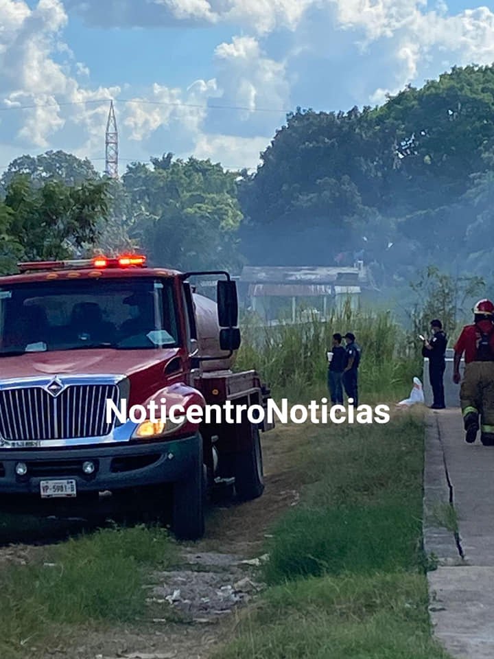 NoticentroNoti's tweet photo. #Incendio era detrás de la #PlazaSanJoaquín donde unas personas se encontraban quemando basura y desperdicios sin tomar medidas necesarias, lo cual se salió de control. @migue_vargas https://t.co/Z99Zoxk9OH