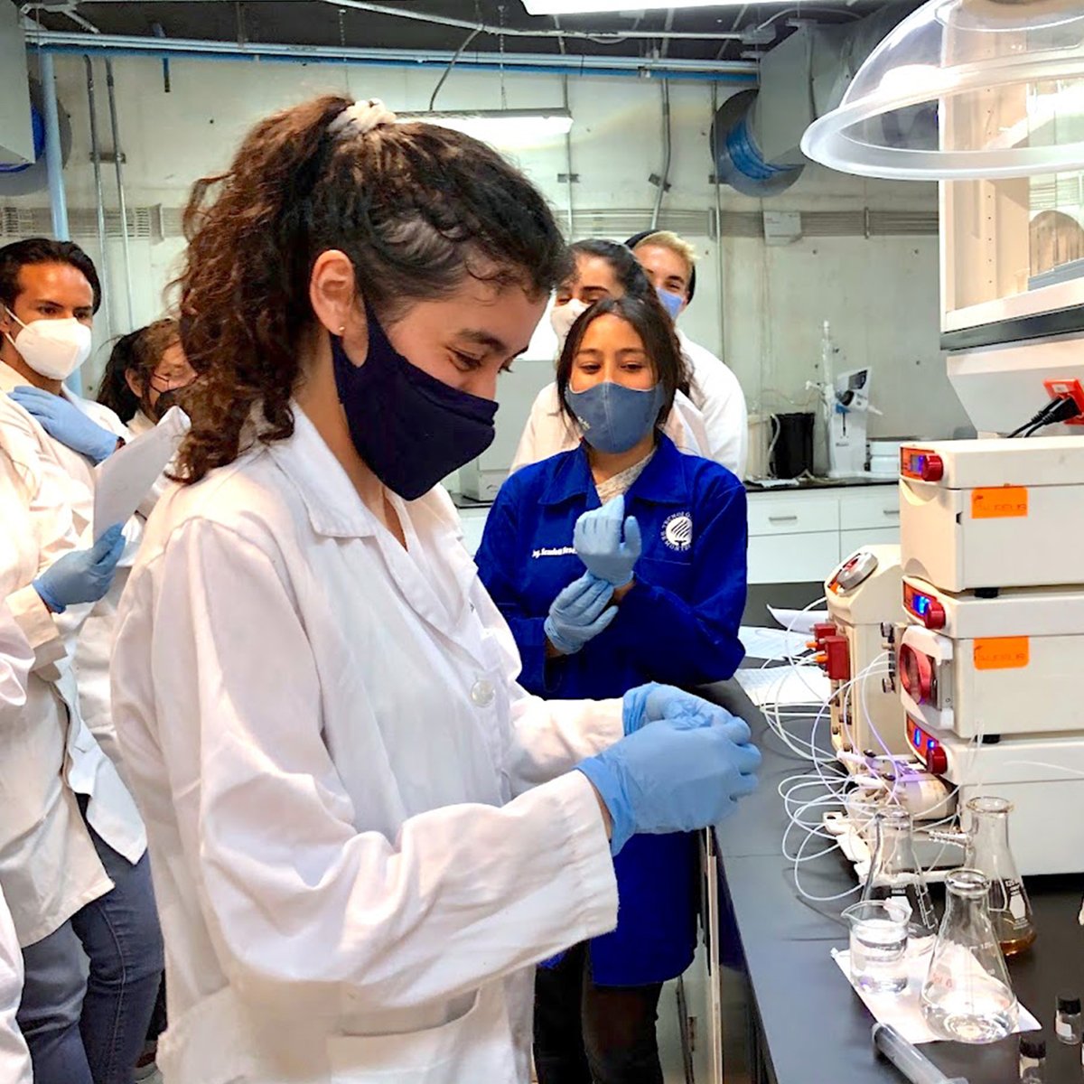 AureusMexico's tweet photo. En la práctica organizada por la Dra. Dulce V. Melo, los alumnos realizaron la síntesis de óxido de zinc por #microfluidos y compararon resultados con los obtenidos en batch.
 
📸 Síntesis de #nanopartículas #TecDeMonterrey Campus Edo. Mex. Reactor de flujo continuo @syrris https://t.co/UNoou93rLP
