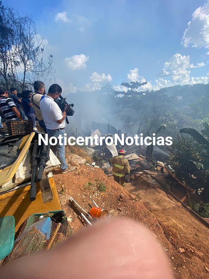 NoticentroNoti's tweet photo. #Incendio era detrás de la #PlazaSanJoaquín donde unas personas se encontraban quemando basura y desperdicios sin tomar medidas necesarias, lo cual se salió de control. @migue_vargas https://t.co/Z99Zoxk9OH