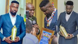 ShattaSZN's tweet photo. All these "by-force" reading pictures all they make sense nowπ that #Confidence caption saf was copied π I sure sey ebe @RapGbee who do amπ
After a DECADE in the game paaaa; Kvng @sarkodie ein team no try at alllll π see how your man ein career make basaa ow.. #LittleTip 1/2 https://t.co/Daw1lqL8fK