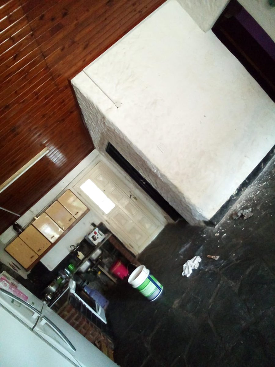 SurDurlock's tweet photo. Techo barnizado, pintura en paredes , va quedando . Despacito https://t.co/dWdse5sCGm