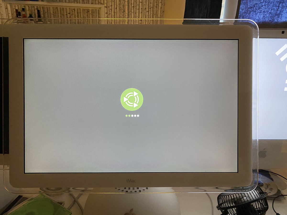 bjornbergstroem's tweet photo. Tried Live booting from a #UbuntuMATE 16.04 DVD, and it looks promising, at least no graphic glitches. #iMac #G4 https://t.co/bsPxWWQtWE