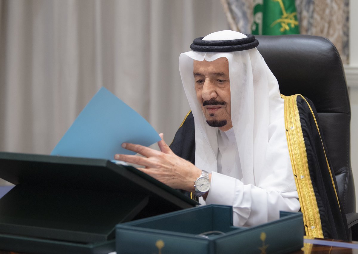 AZIZU787's tweet photo. #الملك_سلمان_بن_عبدالعزيز  حفظه الله وأمده بلباس الصحة والعافية يترأس جلسة مجلس الوزراء وفيه يده أيده الله ساعة اي دبليو سي بورتجيزر كرونوغراف
#IWC Portugiser chronograph https://t.co/BouupQGqFb