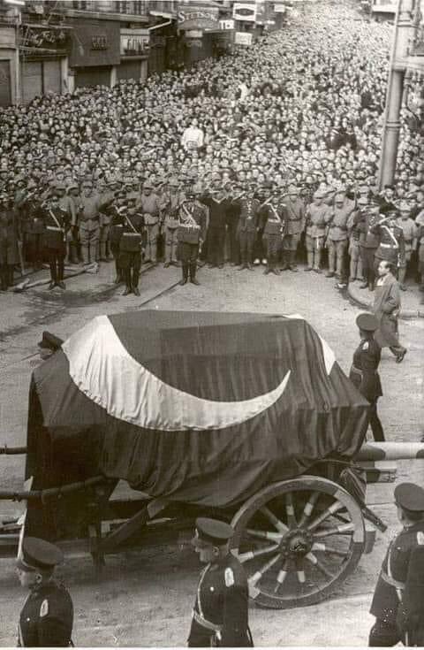 Yarın saat 9’u 5 geçtiğinde, sirenler acı acı çalarken gözleri dolan evlatların olduğu sürece, sen hep yaşayacaksın canım
 
      💙 #ATAM  💙

#10kasim1938
#10Kasım