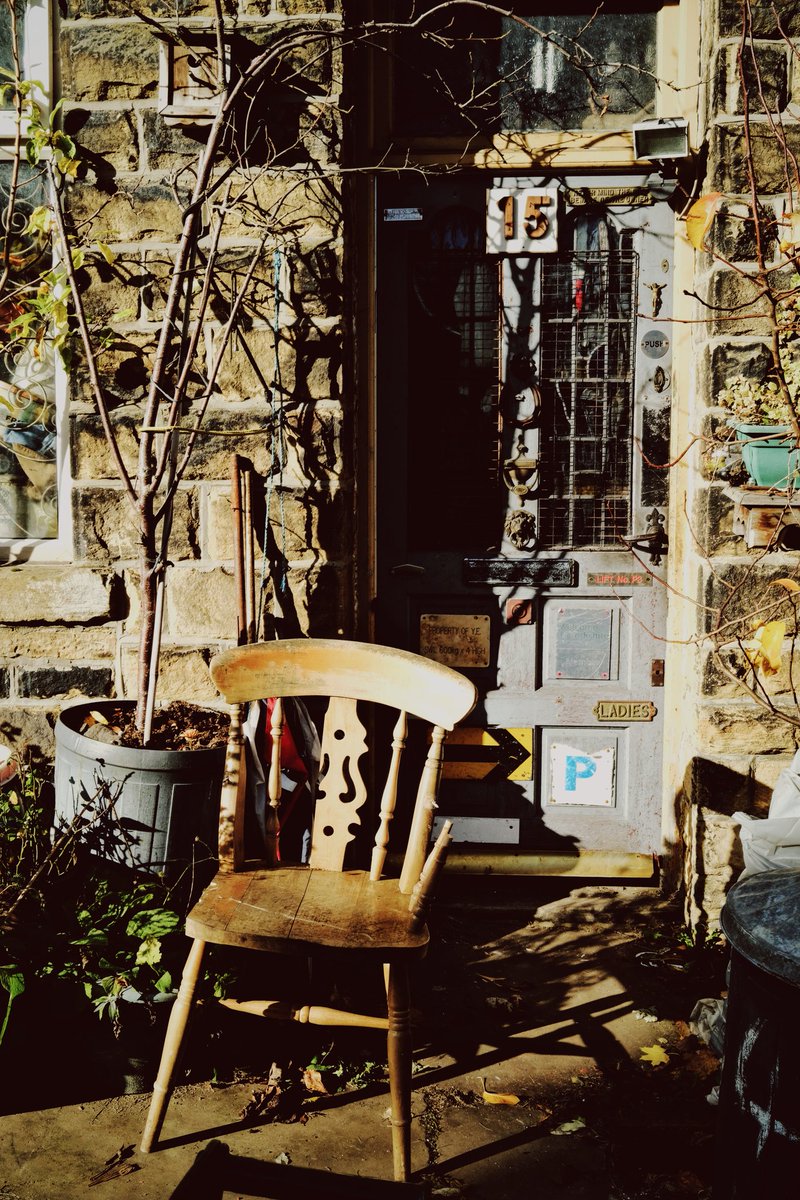 Look at this gem I discovered in Keighley. 😍
Please scroll down to see the rest of the photos around the building too. 
(10 photos in total).

<a href="/GrimArtGroup/">Grim Art</a> <a href="/WallArtGroup/">Wall Art</a> <a href="/ghostsigns/">Ghostsigns (Sam Roberts)</a>
#streetphotography #StreetCultBD #ChairsInTheWild