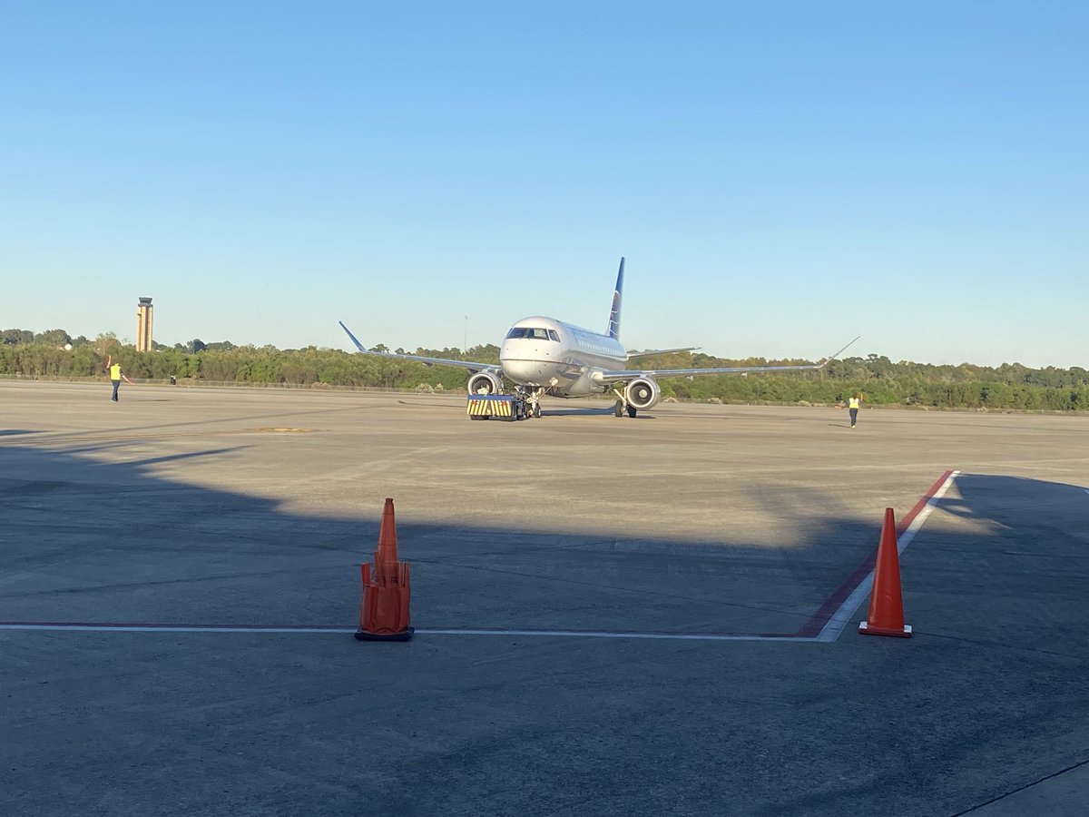 bpc23's tweet photo. Always important to use a safe speed when pushing to allow clear line of sight between the push driver and the wing walkers. Way to go CHS!
⁦@G2SecureStaff⁩ ⁦@AOSafetyUAL⁩ ⁦@MorganDon72⁩ ⁦@bkairey⁩ #safetyblitz https://t.co/MmkEZp5G04
