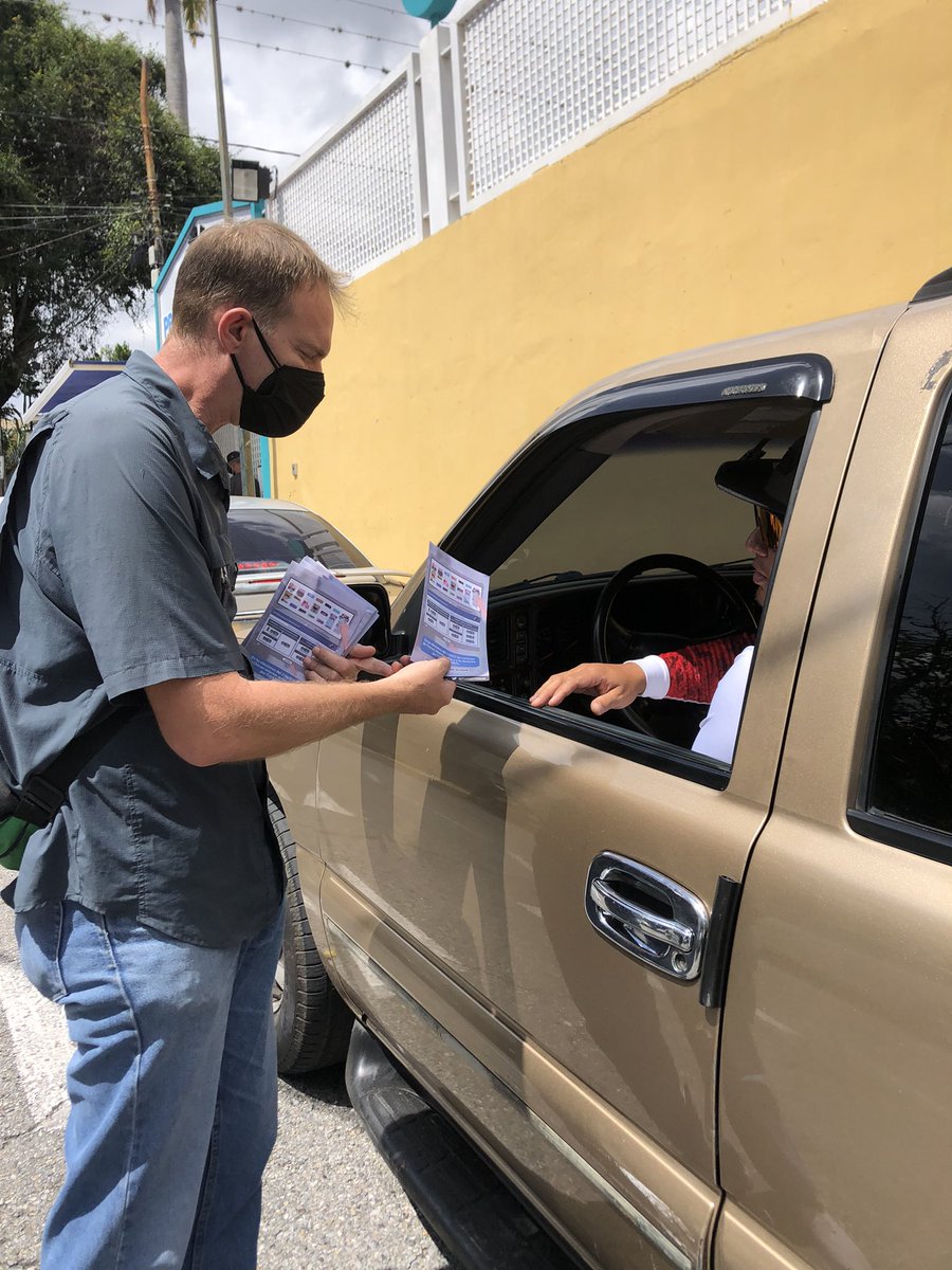 DHELMEYER's tweet photo. #9Nov | ¡Desde la parte norte de Los Palos Grandes seguimos en la calle, en contacto directo con los vecinos y llevando nuestro mensaje de motivación para VOTAR este #21Nov! 

#Chacao VOTA ARRIBA Y A LA DERECHA POR @FuerzaVChacao 🔵⚪️⚫️

#SomosFuerzaVecinal #FuerzaVecinal https://t.co/Cr1jZmIv46