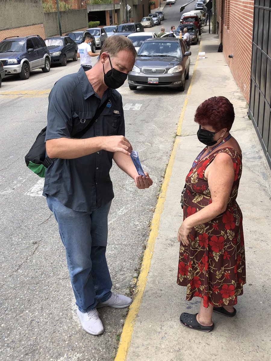 DHELMEYER's tweet photo. #9Nov | ¡Desde la parte norte de Los Palos Grandes seguimos en la calle, en contacto directo con los vecinos y llevando nuestro mensaje de motivación para VOTAR este #21Nov! 

#Chacao VOTA ARRIBA Y A LA DERECHA POR @FuerzaVChacao 🔵⚪️⚫️

#SomosFuerzaVecinal #FuerzaVecinal https://t.co/Cr1jZmIv46
