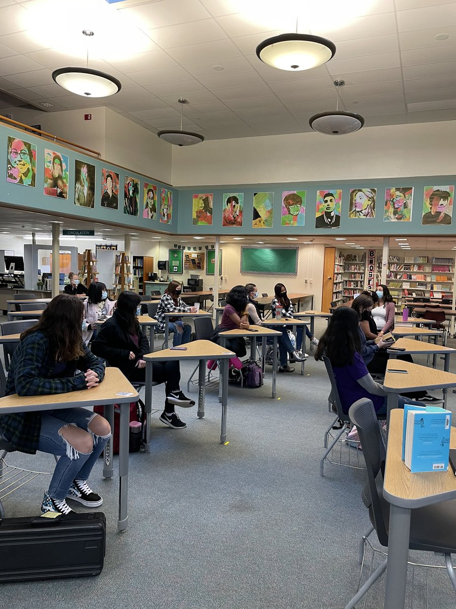 A meeting with the FHS Book Lovers was the best way to kick off this Tuesday.  📚<a href="/Mrs_Tolles/">Jessica Tolles</a> <a href="/1FarmingtonHS/">FarmingtonHS</a>