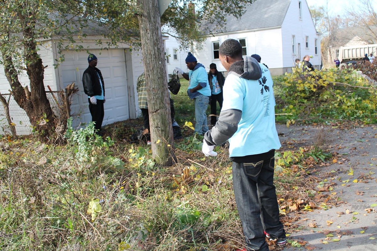 DetroitImpact91's tweet photo. We would like to give a HUGE Shout out to Brothers on Patrol &amp; their major strategy component is to ensure that students have a safe passage to and from school, by monitoring safe school routes in which students travel. 👏👏👏 https://t.co/kS1VtjKurN