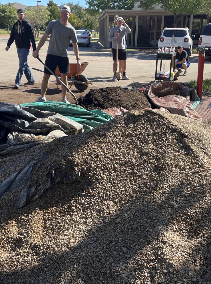 JonathansPlace's tweet photo. Gotta give a shout out to IBEX Club for coming out and working on a landscaping project at the Jonathan's Place campus. Thank you for the hard work and for making our campus beautiful for the children who call it home! #Volunteer #NorthTexasNonprofit #MakeADifference https://t.co/9ozNKDO60l