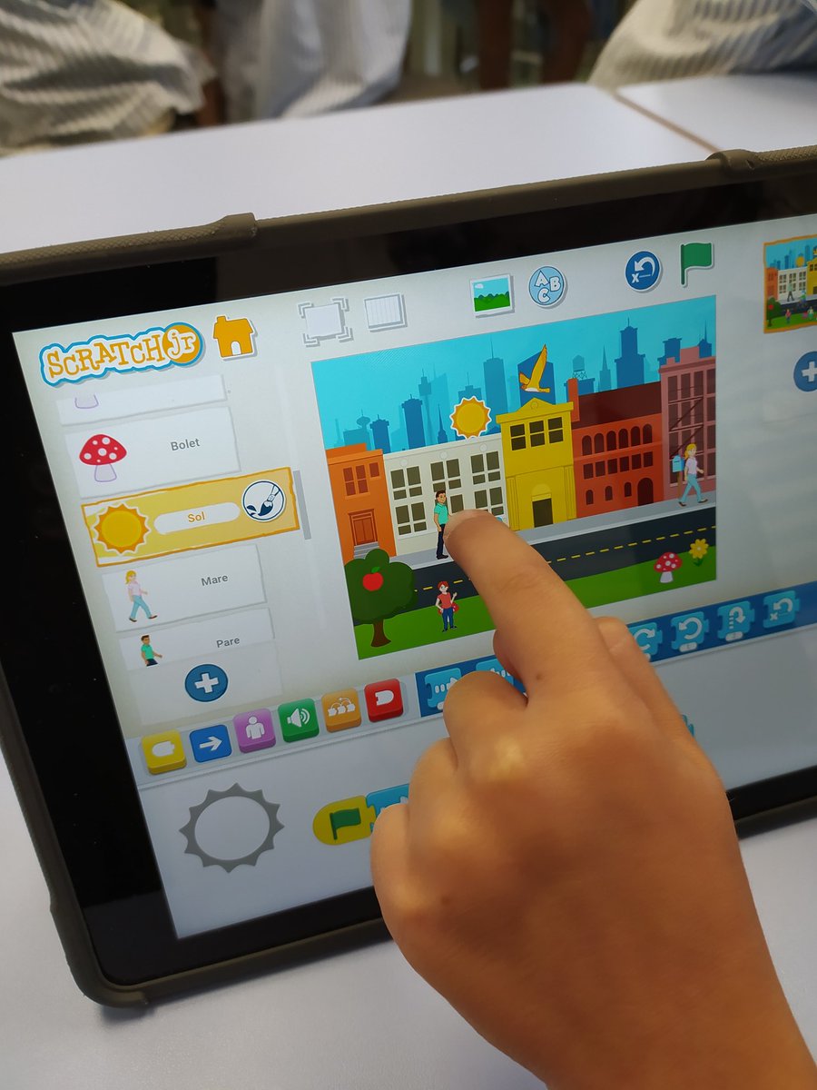 SusannaTuset's tweet photo. Acabar el projecte mostrant tot el que hem après i com podem millorar la vida en el nostre barri per aconseguir una ciutat més sostenible.
Són increïbles! 
#ODS ♻️ #scratchJr 😺
#ABP #CompetenciesDigitals 
#STEAMcat #RoboCor 💙 https://t.co/Jdeq9K7crz