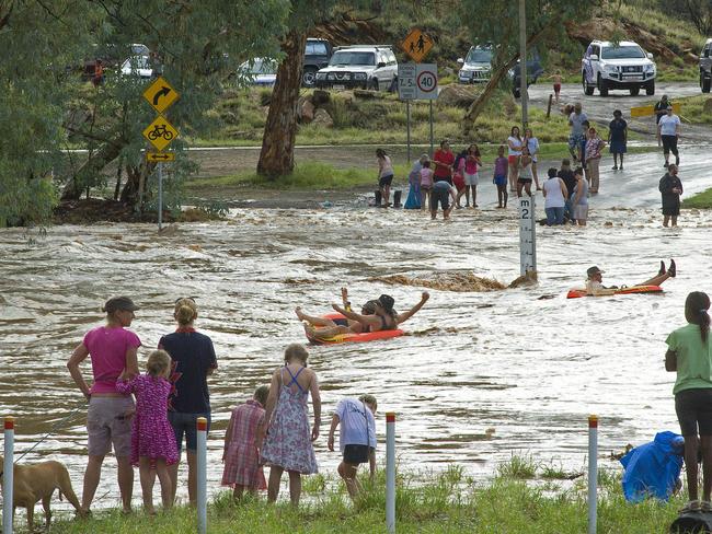 PabloFootball's tweet photo. The normally dry #ToddRiver at #AliceSprings in Central #Australia is now in flood after more heavy rain - photos courtesy of @TheNTNews
https://t.co/6Y1mg2LWVv https://t.co/tZQsGefKVO