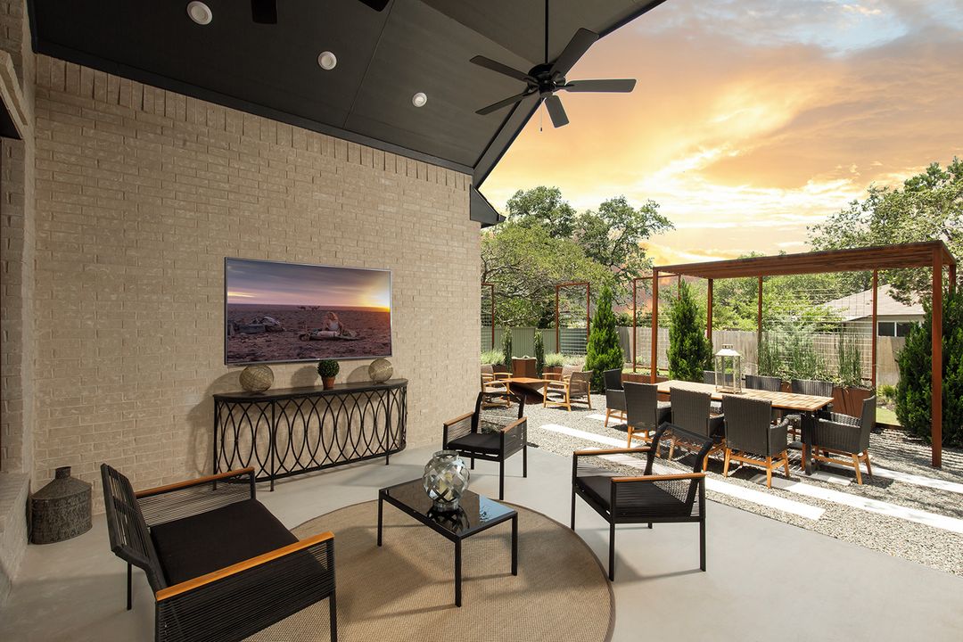 Fall is in full effect 🍂 It may be getting a little chilly, but it's still patio season in our book!

🧱: Silverado
👷🏼‍♂‍: Coventry Homes