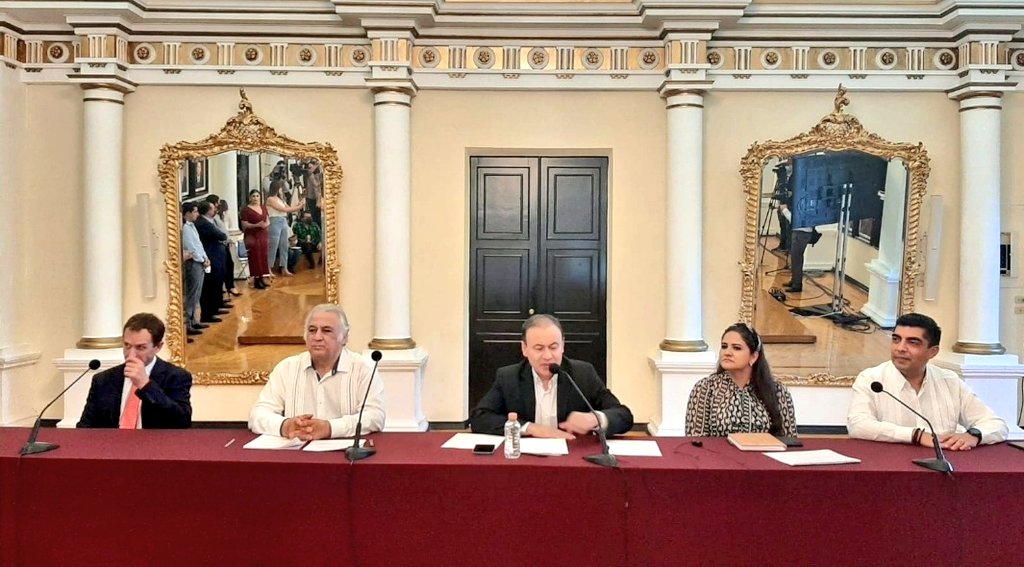 Candelaria___'s tweet photo. En rueda de prensa con el Gobernador de #Sonora @AlfonsoDurazo anunciamos el nuevo horario de servicio de la Oficina de #Pasaportes en el Estado que permitirá:

✅ De 8:00 a.m. / 20:00 Horas

✅ 6000 atenciones más al mes

✅ 72 mil usuarios anualmente

✅ Proyecto nuevo inmueble https://t.co/c8i7TOkLNF