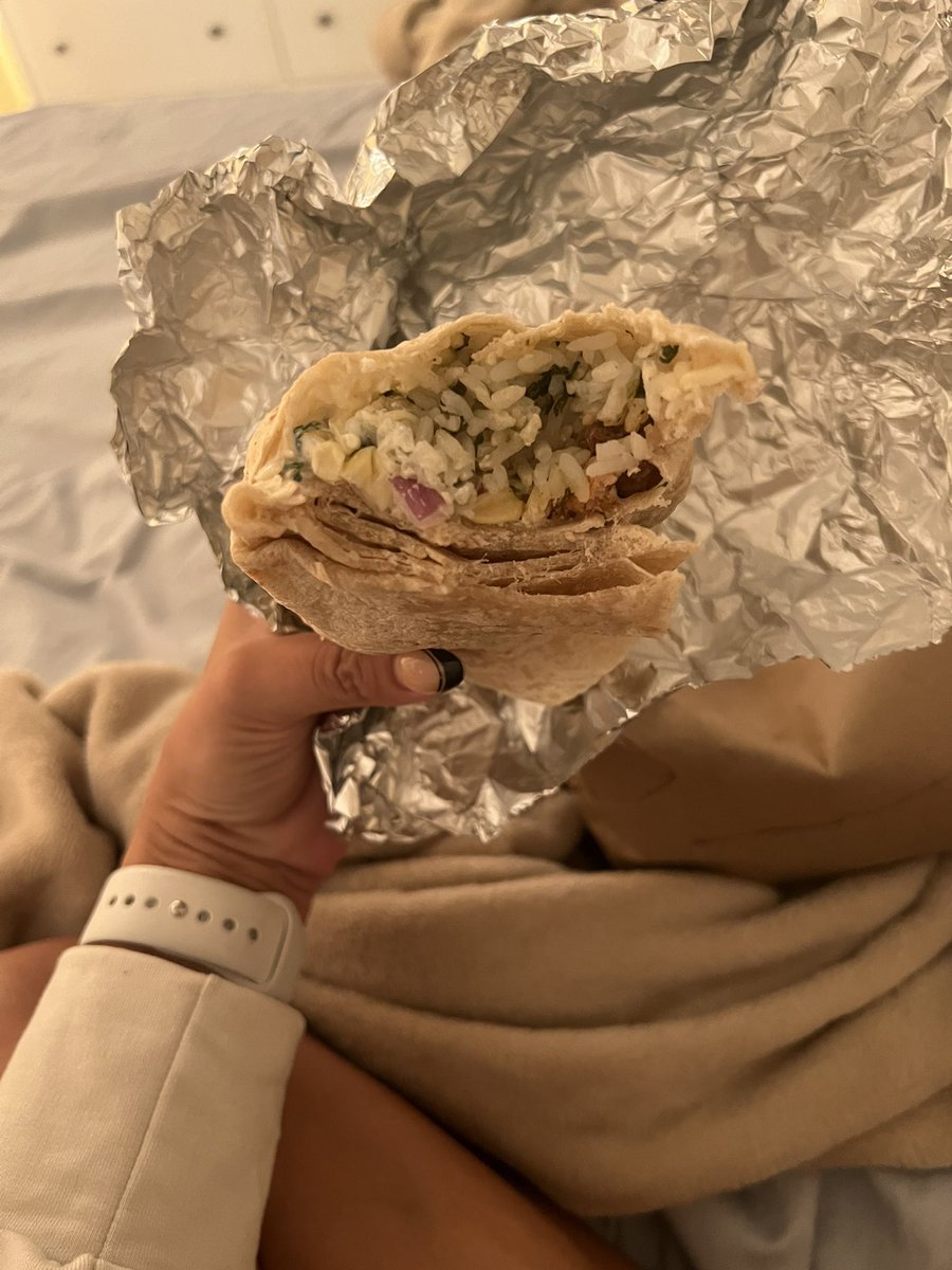 itss_mellll's tweet photo. @ChipotleTweets this is what my burrito looks like ….. kinda empty huh? https://t.co/CNucp6uKA2