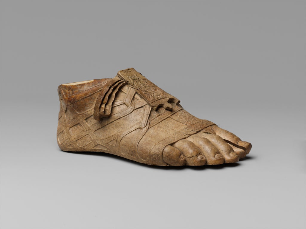 HdAnchiano's tweet photo. 🦶 Hace 2000 años que alguien se enfrascó en detallar hasta el extremo esta sandalia tallada en marfil. Imperio Romano. Siglo I a.C. - I d.C. #arqueología #historia https://t.co/ynTh2h9qF3