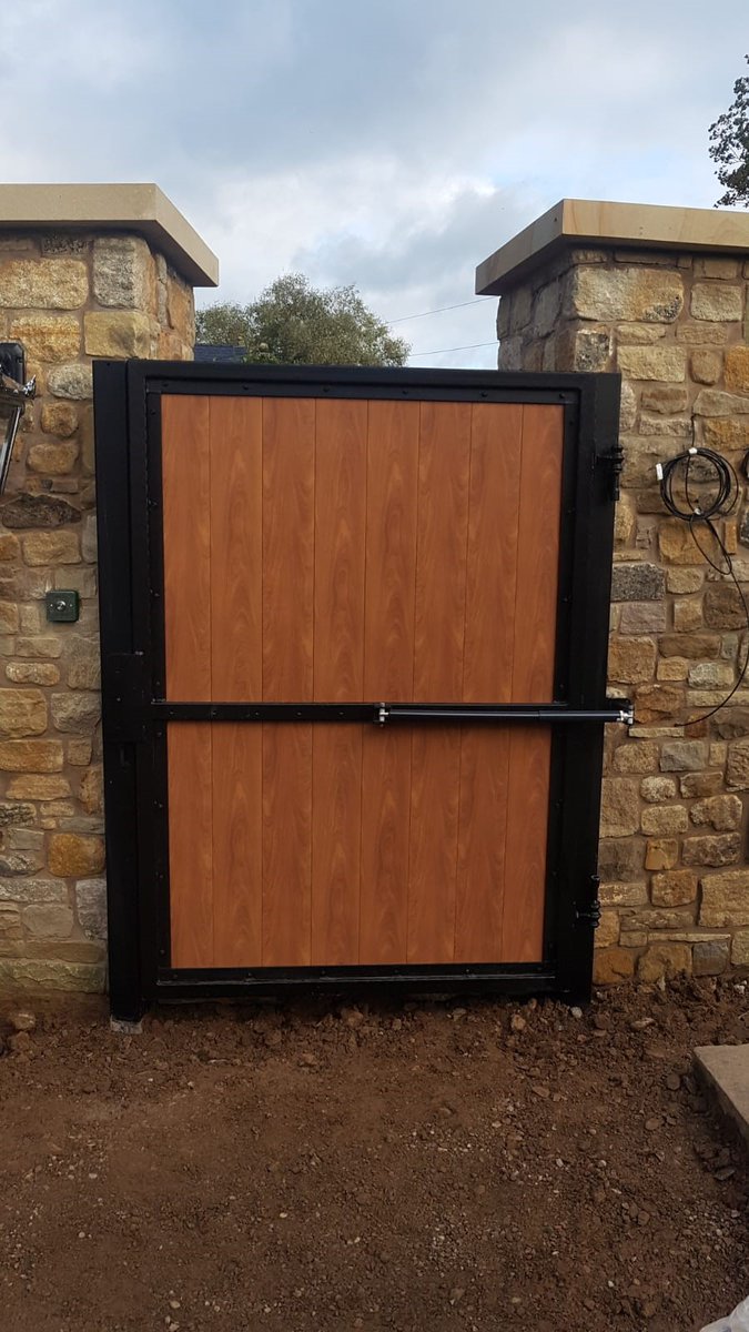 HowickAutoGates's tweet photo. Finishing #theribblevalley installation: steel and aluminium infill #pedgate with @Gatecontrolgear Easy 400 Plus gate closer, #accesscontrol via @CDVIUK ES500 #maglock with RGL IP rated push to exit button by @twsecuritydist #pedestriangate #neatdesign #durabledesign https://t.co/XSlZSCabPZ