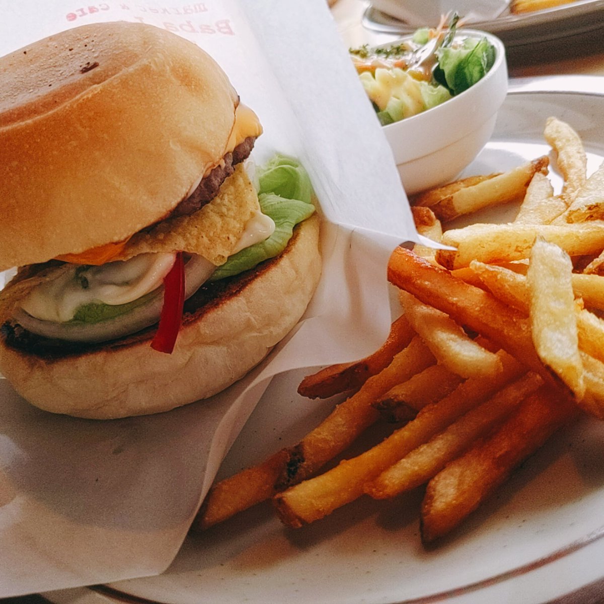 164v6's tweet photo. おはようJAPAN
去年、テレビ東京でやっていたドラマ「女子グルメバーガー部」というドラマが面白かったです。東京でグルメバーガー巡りがしたくなります。
なかなか静岡県にはグルメバーガーが食べられるお店が無いですが、少しずつ開拓してます。
#ちょうどいいラジオ https://t.co/XPJIkeqiUV