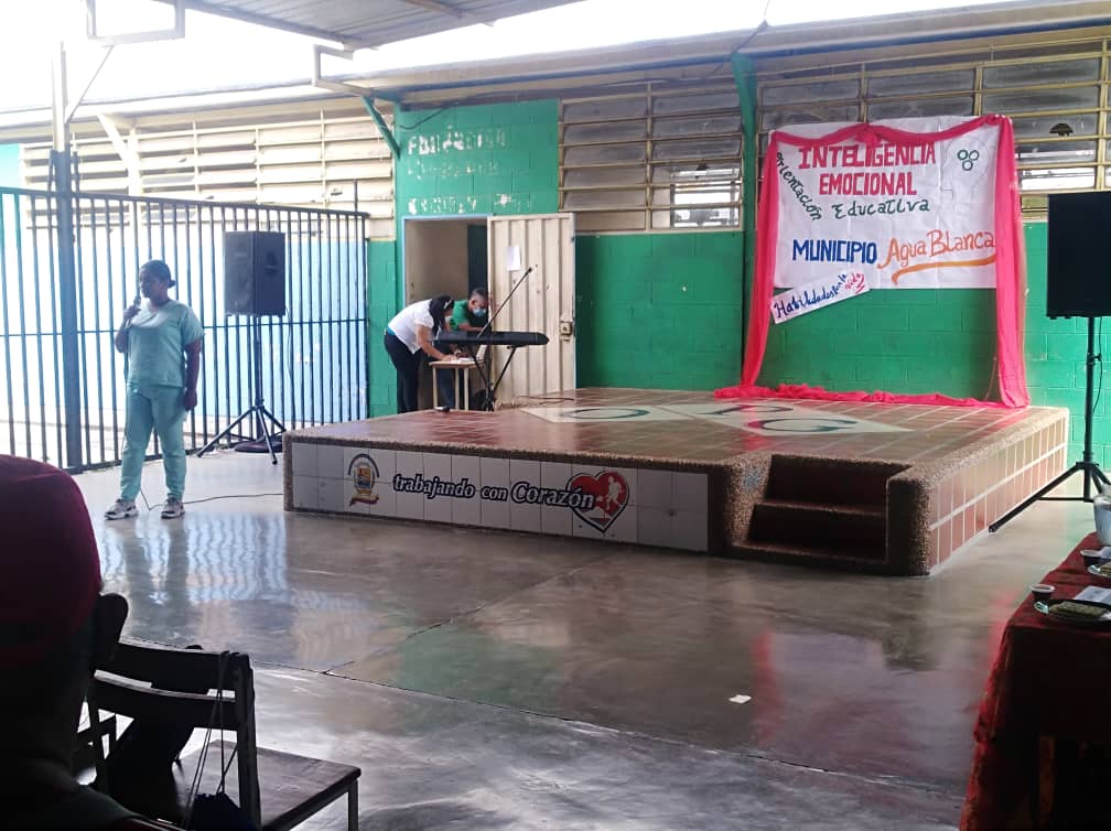 En Agua Blanca, Seminario de Motivación y Reflexión dirigido a todos los docentes del municipio, planificado como actividad de los #JUDELAE 2021. 

#PortuguesaConstruyeLaVictoria
<a href="/rafaelcalles/">Rafael Calles</a> @MPPEDUCACION <a href="/_LaAvanzadora/">Yelitze Santaella</a>