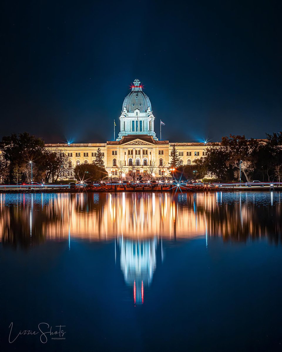 Nights are beginning to get frosty in the Queen City. What are you looking forward to the most this winter? 📍 @TourismRegina, Treaty 4 Territory 📷 instagram.com/lizzieshots_la… #ExploreSask #SeeYQR #ExploreCanada