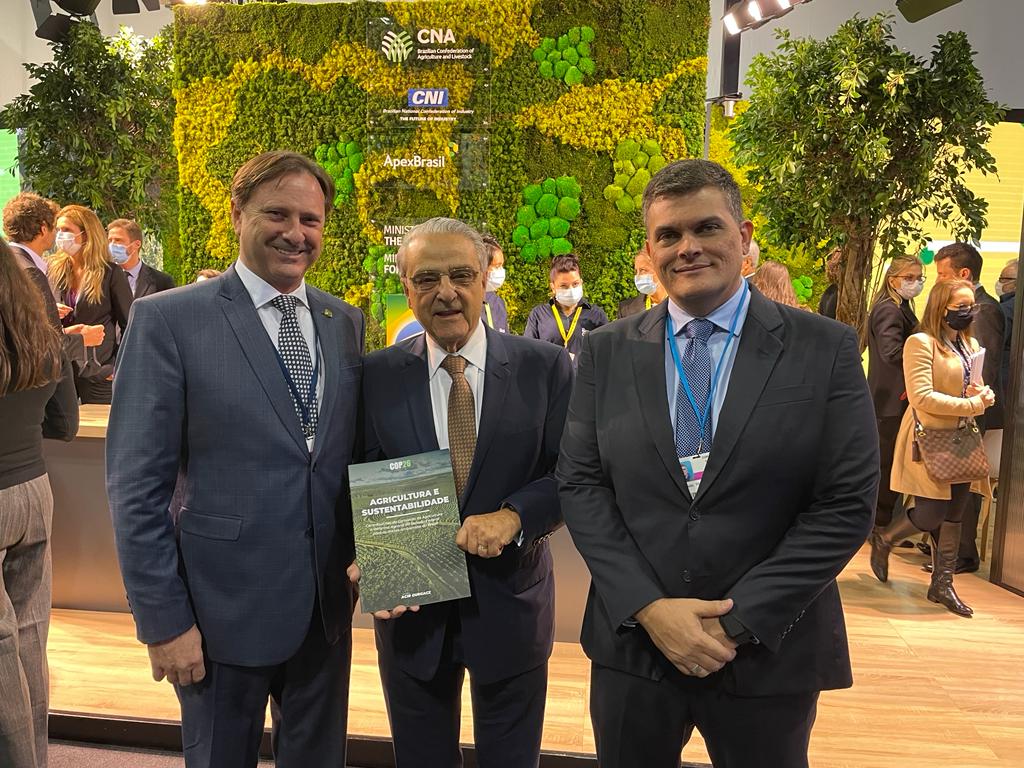 No dia da indústria e da agricultura brasileira na #Cop26 deixei o documento com as prioridades da agricultura brasileira em discussão no Senado com o presidente da CNI, Robson Braga de Andrade, e com o presidente da <a href="/FieroIndustria/">Fiero</a>, Marcelo Thomé. <a href="/CNI_br/">CNI Brasil</a> #Agro #ClimateChange
