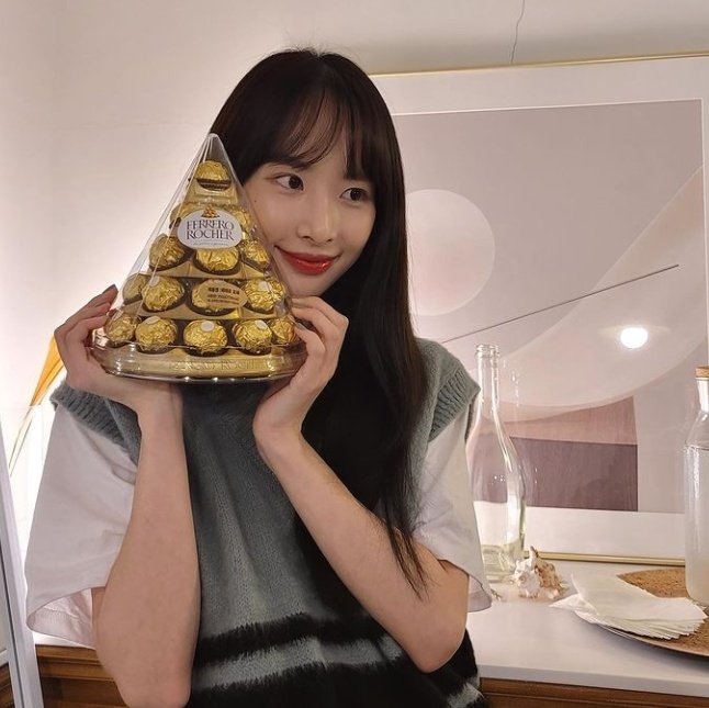 xoseola's tweet photo. ️️💌✨ ( you've got a friend request! )

dikulum dikunyah, hello semuanyah! 

greetings teman seperguruanku👋 dengan Kim Seola disini, mari berteman? •᎑• 

sebagai tanda pertemanan, silahkan ambil coklatnya satu satu ya 😃 https://t.co/JxpuNKqv4p