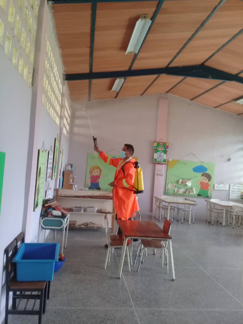 #9Nov Funcionarios de @portuguesapcad continúan jornada de desinfección en instituciones educativas, hoy día se atendió el CEI Mireya Gomez perteneciente al municipio Papelón. 

#PortuguesaConstruyeLaVictoria
<a href="/rafaelcalles/">Rafael Calles</a> @MPPEDUCACION <a href="/_LaAvanzadora/">Yelitze Santaella</a>