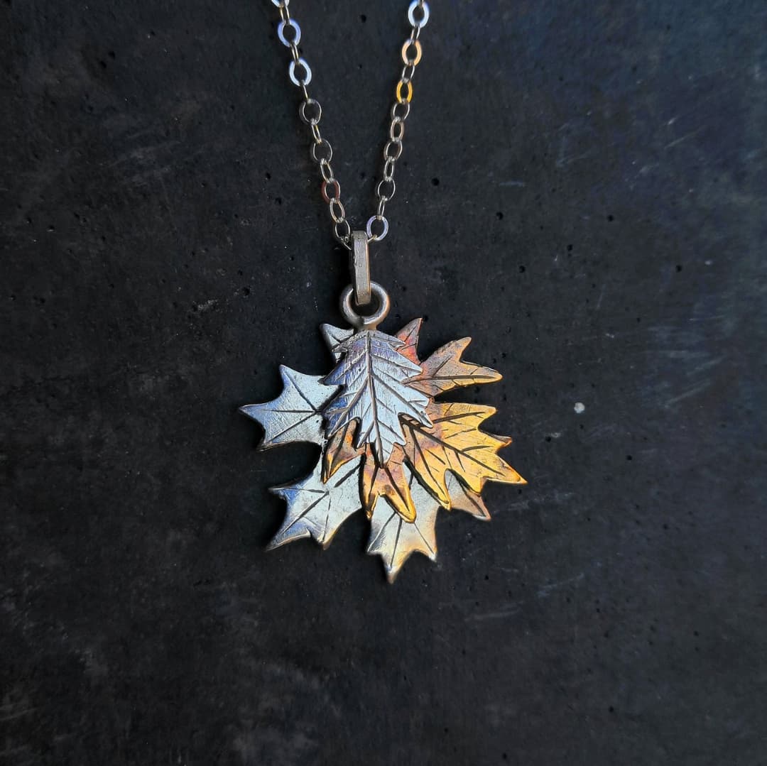 Pengarval's tweet photo. Coucou Twi!

Noel arrive, et étant jeune artisane bijoutière, j'ai ouvert un shop de mes bijoux en argent faits main. 🎅

Ca m'aiderait beaucoup si ce tweet pouvait donner un petit coup de pouce à mon travail! 🔁

https://t.co/7WQ8VOsPcn
IG @pengarval

💜 https://t.co/hSy8K7o0ZZ