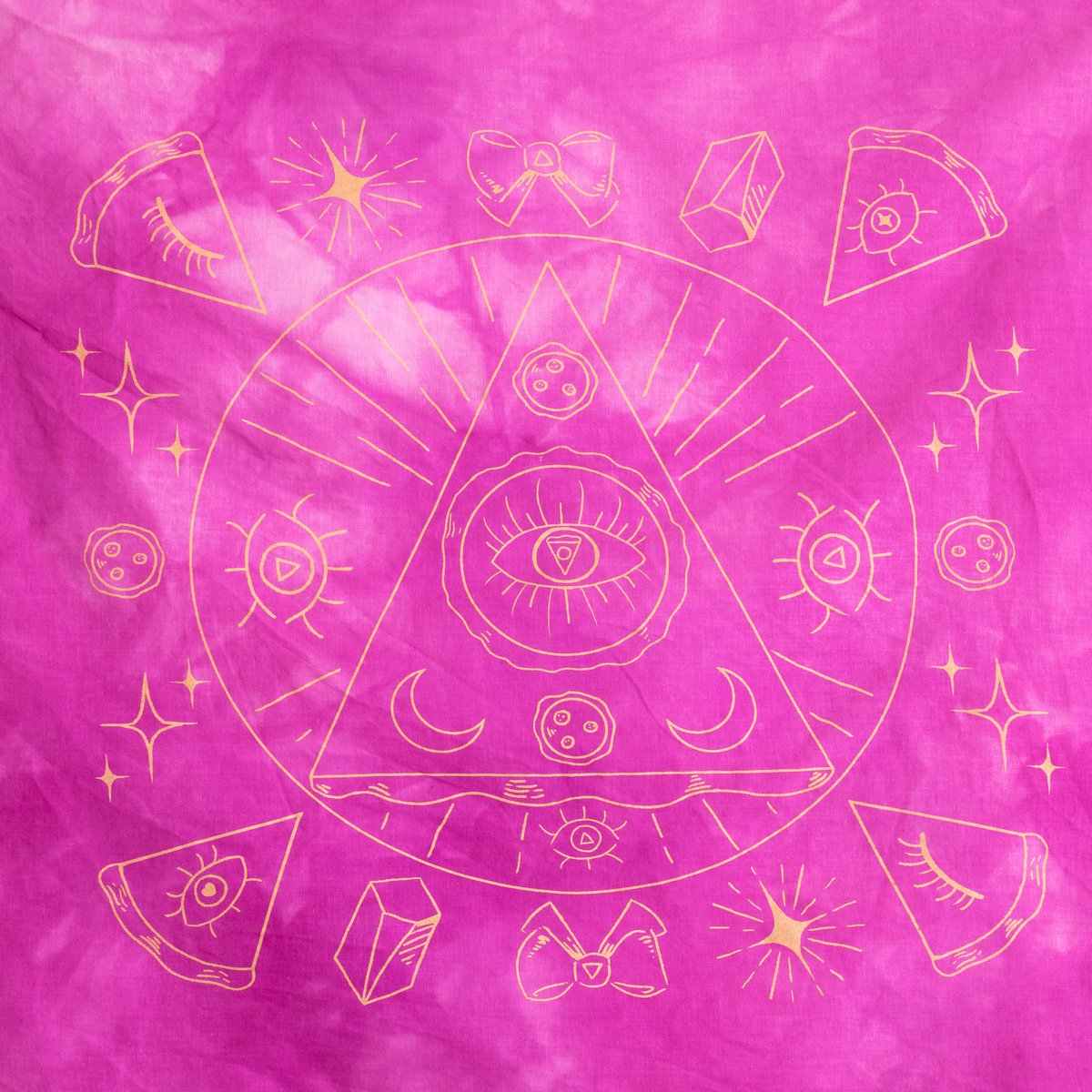 sawdustbear's tweet image. More about #ProjectPizza2021. 

We have new bandana designs from @fruitypeeebles, @jeffzugale and @MintRaine. They are HAND-DYED by my and @thatcalliecat&apos;s hands to match the designs. They are soft.

Online: 11/12-11/14, starts Fri noon.
IRL: 11/13, 10am-2pm, Food Forward HQ